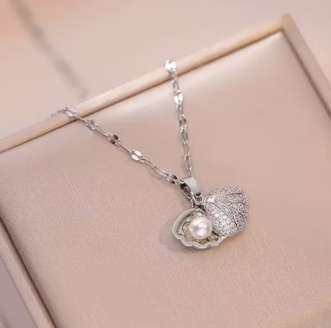 Elegant Pearl Shell Necklace – Gold & Silver Seashell Pendant with Hidden Pearl