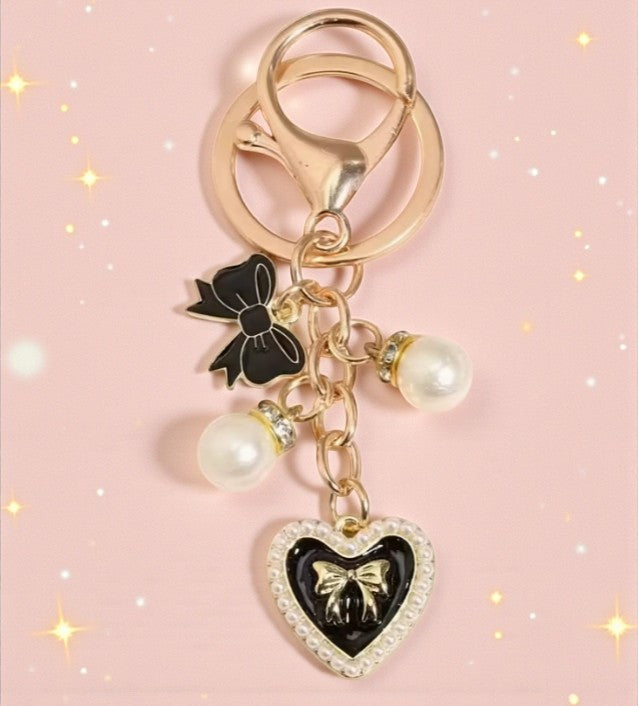 Elegant Bow & Pearl Heart Purse Charm – Gold Accent Keychain