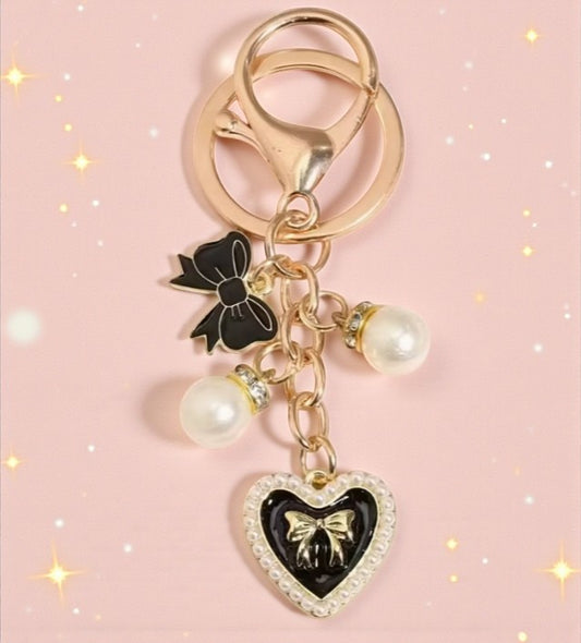 Elegant Bow & Pearl Heart Purse Charm – Gold Accent Keychain